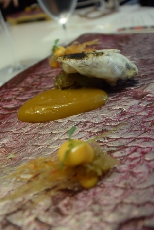 Crunchy nigiri of grilled cocotxa with bergamot and a creamy paella sauce